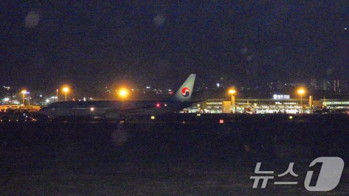 [사진] 제주공항 활주로에 멈춰 선 대한항공 항공기