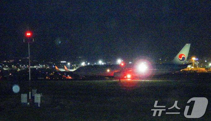 [사진] 제주공항 활주로에 멈춰 선 대한항공 항공기