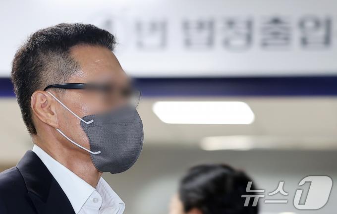 이화전기의 주식 거래 정지 의혹을 받는 김영준 이그룹(옛 이화그룹) 회장이 26일 오후 자본시장과 금융투자업에 관한 법률 위반 혐의로 서울중앙지방법원에서 열린 구속 전 피의자 심문(영장실질심사)에 출석하고 있다. 2024.8.26/뉴스1 ⓒ News1 김진환 기자