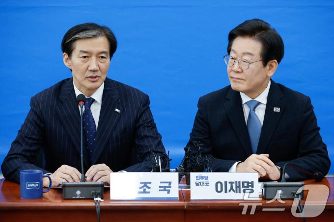 조국 조국혁신당 대표(왼쪽)가 21일 오후 서울 여의도 국회에서 이재명 더불어민주당 대표를 접견하며 인사말을 하고 있다. 2024.8.21/뉴스1 ⓒ News1 안은나 기자