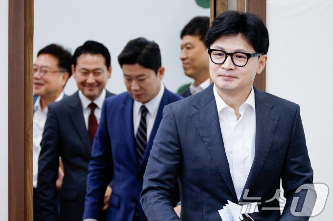 한동훈 국민의힘 대표가 26일 오전 서울 여의도 국회에서 열린 최고위원회의에 입장하고 있다. 2024.8.26/뉴스1 ⓒ News1 안은나 기자