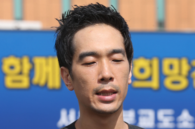 그룹 룰라 출신 가수 고영욱이 자신의 유튜브 채널이 삭제된 것에 강한 불만을 표출한 가운데, 유튜브 측이 고영욱의 영구 퇴출 이유를 밝혔다.사진은 지난 2015년 7월 구로구 천왕동 서울남부교도소에서 복역을 마친 뒤 만기 출소한 그룹 룰라 출신 고영욱. /사진=뉴스1