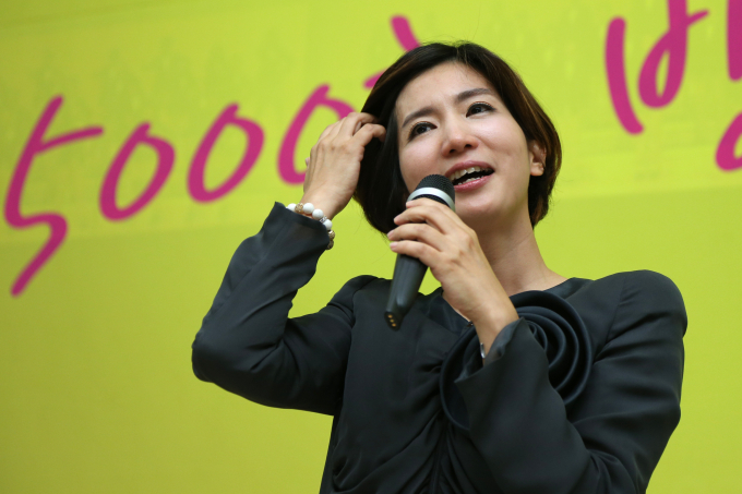 황정민 아나운서가 특별 명예퇴직을 신청해 KBS를 떠난다. 사진은 지난 2012년 6월 KBS 쿨FM '황정민의 FM대행진'(오전7시, 89.1MHz) 5000회 방송 기념식에 참석한 황정민 아나운서. /사진=머니투데이