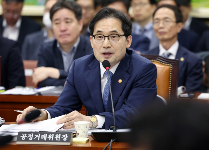 한기정 공정거래위원장이 지난 26일 서울 여의도 국회에서 열린 국회 정무위원회 전체회의에서 쿠팡의 불공정 거래 행위 의혹과 관련해 "신속하게 조사해 혐의가 확인되면 조치하겠다"고 말했다. 쿠팡은 멤버십 수수료를 갑자기 올리면서 배달서비스, OTT 등을 끼워팔기 했다는 의혹을 받는다. 이날 한 위원장이 정무위원회 전체회의에 출석해 질의에 답변하고 있다. /사진=뉴스1