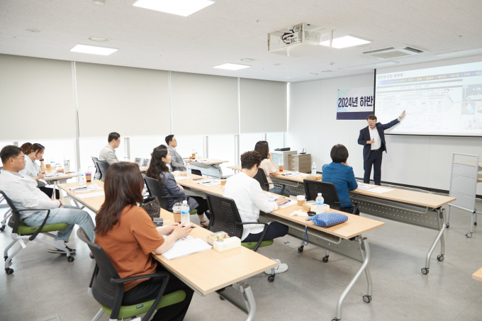 홍상진 명지대학교 교수가 교육을 진행하고 있다 / 사진제공=용인특례시의회