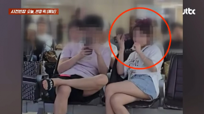 제주공항에서 중국인으로 추정되는 관광객이 실내 흡연을 하는 장면이 공개됐다. 사진은 흡연을 하는 여성의 모습. /사진= JTBC '사건반장' 캡처