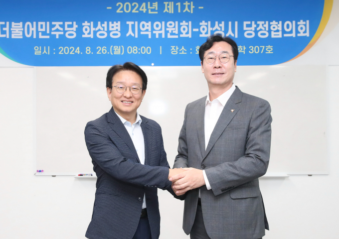 권칠승 더불어민주당 화성병 지역위원장(왼쪽)과 정명근 화성시장(오른쪽)이 기념촬영을 하고있다 / 사진제공=화성시