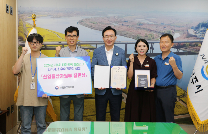 윤병태 나주시장(사진 왼쪽에서 세번째)이 산업통상자원부 주관 대한민국 솔라리그에서 최우수기관 선정 후 직원들과 함께 기쁨을 나누고 있다./나주시