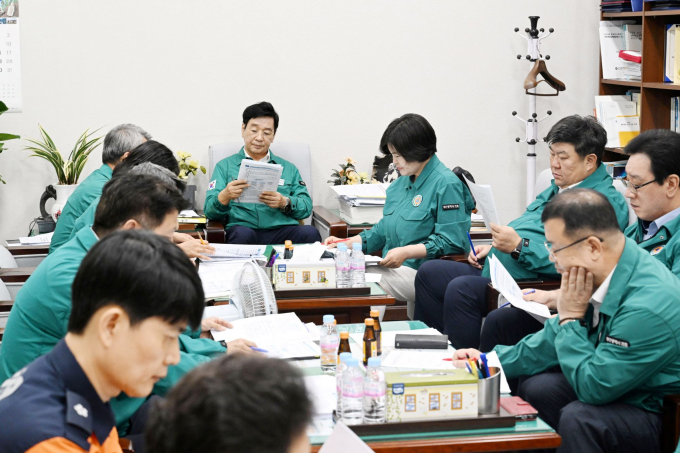 최도석 위원장을 비롯한 부산시의원들이 소방재난본부와 긴급 간담회를 갖고 있다./사진=부산시의회