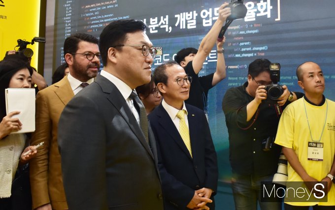 [머니S포토] 코리아 핀테크 위크 2024, 부스 둘러보는 '내외빈'