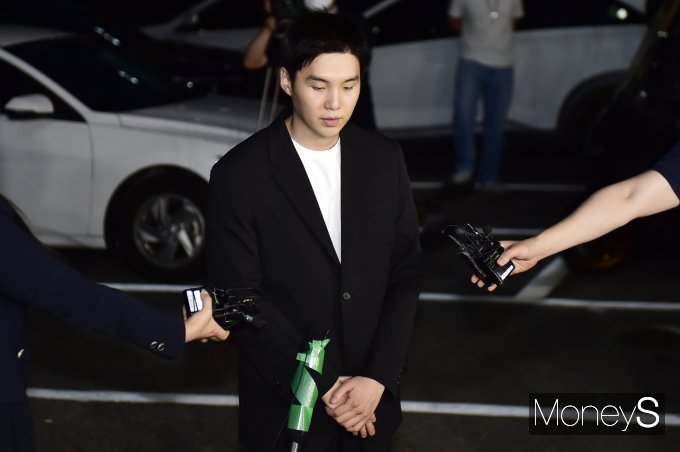 그룹 방탄소년단 멤버 슈가(민윤기·31)가 음주운전 혐의로 곧 검찰에 송치된다. 사진은 지난 23일 오후 서울 용산경찰서에서 조사를 마치고 나온 전동스쿠터 음주운전 혐의를 받은 그룹 방탄소년단(BTS) 멤버 슈가(본명 민윤기·31). /사진=임한별 기자