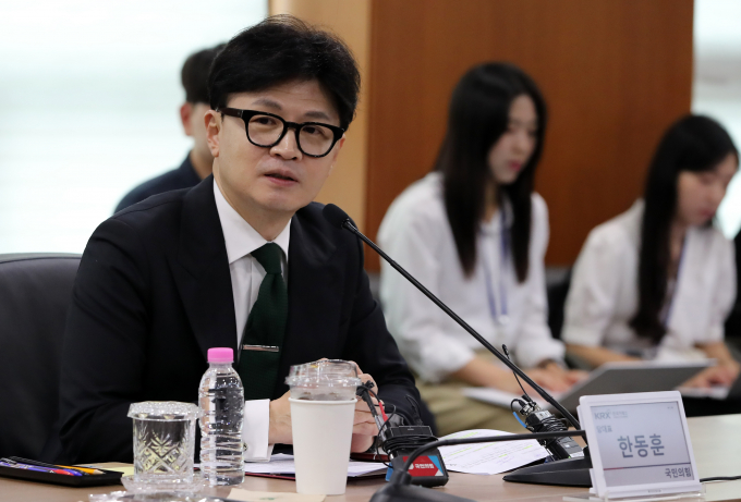 한동훈 국민의힘 대표가 이재명 더불어민주당 대표와의 회담에서 금융투자소득세 폐지 문제를 결론짓겠다고 말했다. 사진은 한 대표가 27일 서울 여의도 한국거래소에서 열린 ‘국내 자본시장과 개인 투자자 보호를 위한 금융투자소득세 폐지 자본시장 관계자와의 현장 간담회’에서 모두발언 하는 모습. /사진=뉴스1