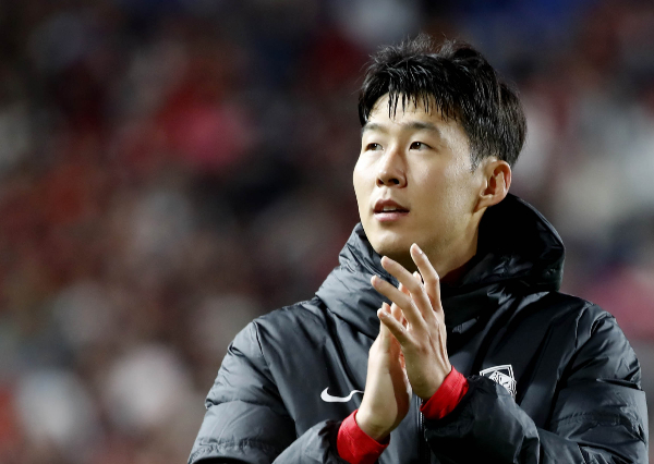 홍명보 축구대표팀 감독이 이번에도 주장 완장을 손흥민에게 맡겼다. 사진은 지난해 베트남과의 평가전에서 6-0 승리를 거둔 뒤 관중들에게 인사하고 있는 모습. /사진=뉴시스