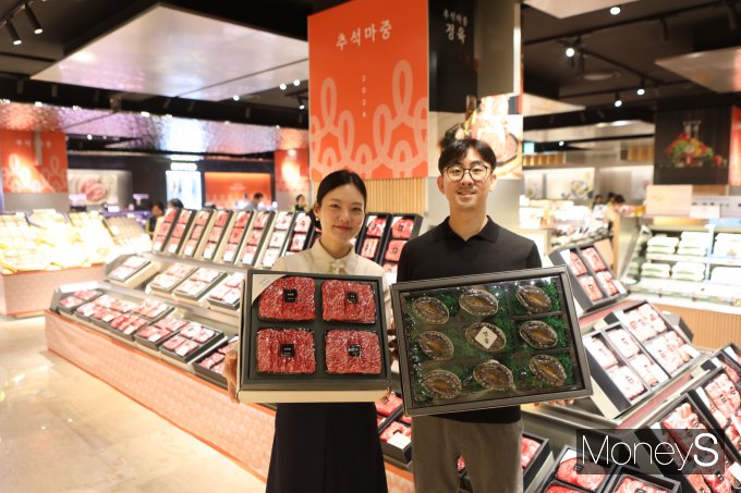 롯데백화점 광주점 추석 선물세트 매장 직원들이 한우와 전복을 선보이고 있다/사진=롯데백화점 홍보 3팀 제공.