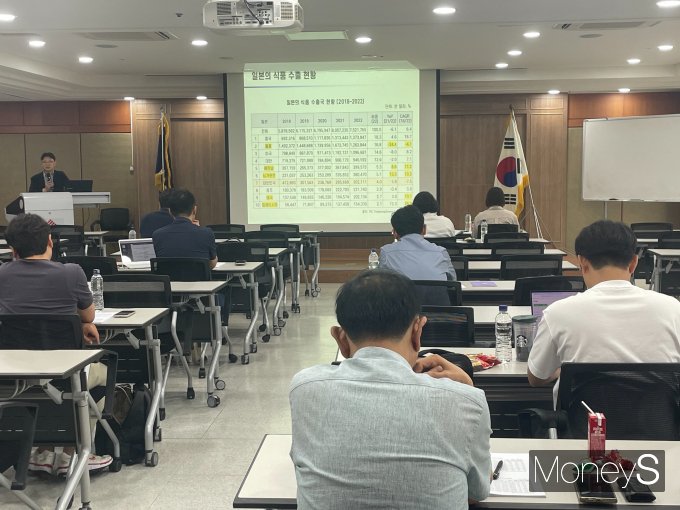 무역협회 광주전남본부가 개최한 지역 수출 식품기업 '일본시장 진출 전략 세미나' 참석자들이 강의를 듣고 있다/사진=무협 광주전남본부 제공.