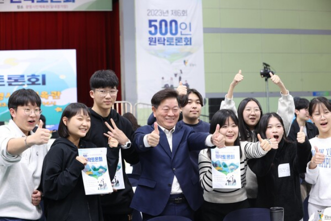지난해 10월 21일 광명시민체육관에서 개최된 '제6회 광명시민 500인 원탁토론회'에서 박승원(가운데) 광명시장이 참가자들과 기념사진을 촬영하고 있다. / 사진제공=광명시 