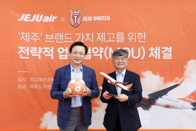 김이배 제주항공 대표이사(왼쪽)와 구창용 제주유나이티드 대표이사(오른쪽)가지난 26일 제주시에 위치한 제주항공 ‘LOUNGE J’에서 업무 협약을 체결하고 있다. /사진=제주항공