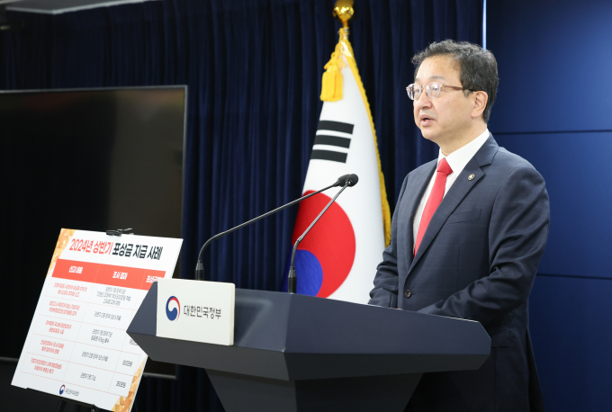 국민권익위원회가 지난 1월 개봉한 영화 '시민덕희' 주인공의 실제 모델 김성자씨에게 포상금 5000만원을 지급한다. 사진은 정승윤 권익위 부위원장 겸 보상심의위원장이 27일 서울 종로구 정부서울청사에서 2024년 상반기 국민권익위 포상금 지급 실적 브리핑을 하는 모습. /사진=뉴스1
