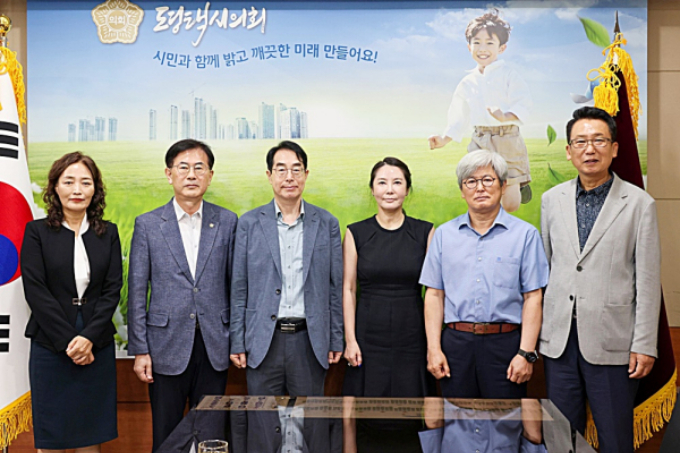 ‘2024년 평택시의회 입법정책 아이디어 공모전’ 심사위원회가 끝난 뒤 최재영 위원장(오른쪽 세번째)과 심사위원들이 기념촬영을 하고 있다. / 사진제공=평택시의회