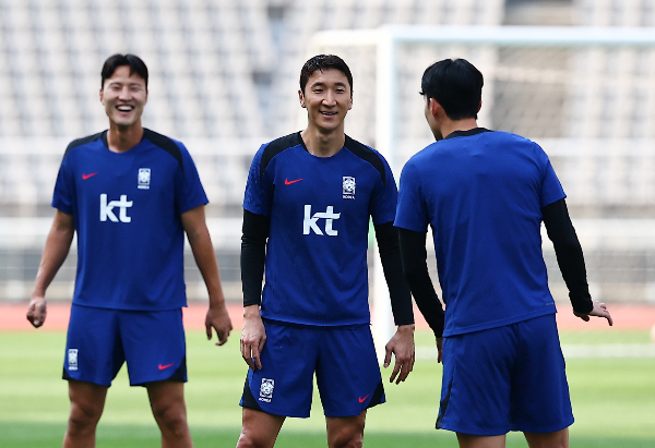 이번 엔트리에 포함된 한국 3선 미드필더는 정우영(35)과 박용우(31) 이 둘 뿐이다. 사진은 지난 6월10일 경기 고양시 고양종합운동장에서 중국전을 앞두고 동료들과 훈련하는 정우영(가운데)의 모습. /사진=뉴시스