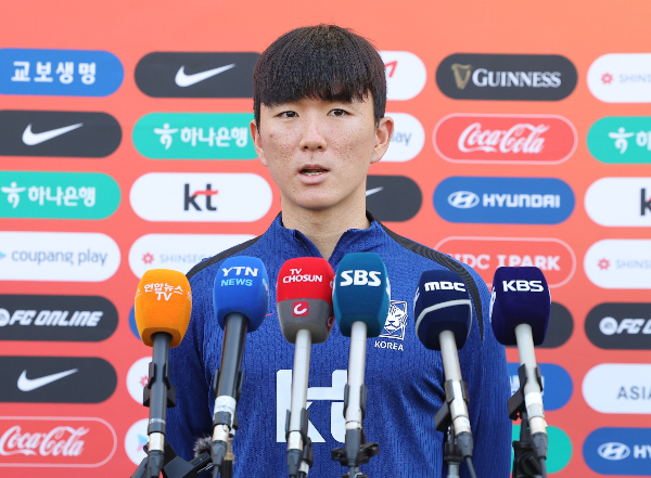 홍명보 감독의 황태자는 누가 될 것인가. 사진은 지난 6월9일 중국전을 앞두고 훈련 전 인터뷰하는 황인범의 모습. /사진=뉴스1