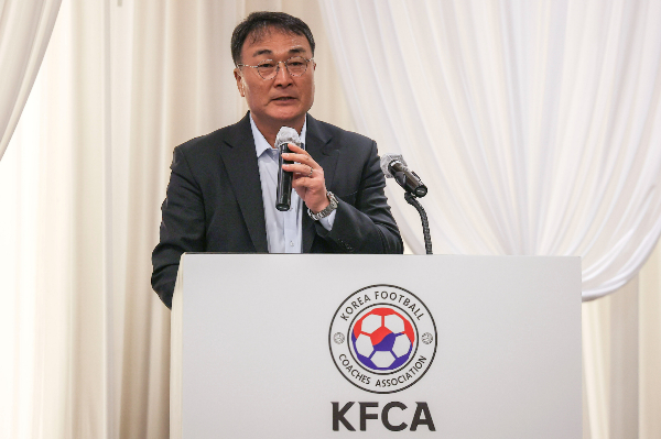 대한축구협회(KFA)가 국가대표전력강화위원회 위원장과 위원 등을 새로 구성해 발표했다. 사진은 지난 6월24일 서울 서초구 더케이호텔에서 열린 한국축구지도자협회 출범식에서 축사를 진행 중인 최영일 대한축구협회 전력강화위원회 위원장. /사진=뉴시스