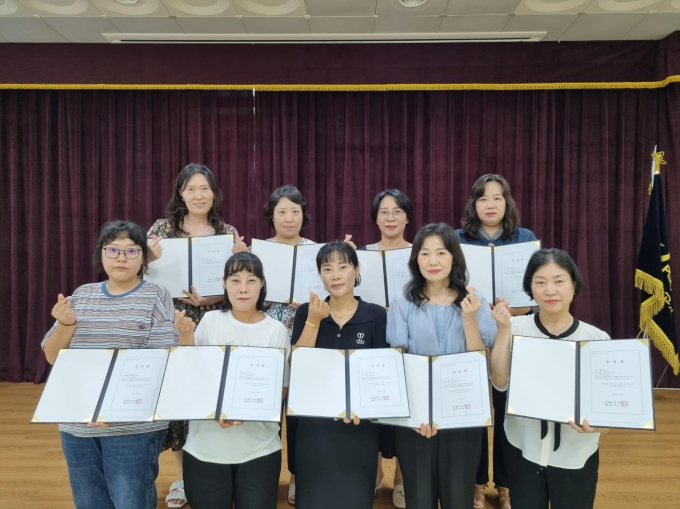 교통약자지원센터 소속 상담원들이 CS마스터 자격증을 받은 뒤 기념 촬영을 하고 있다. / 사진제공=평택도시공사