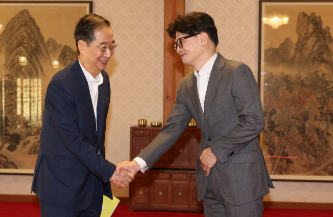 한덕수 국무총리가 한동훈 국민의힘 대표가 제안한 2026학년도 의대 정원 증원 유예에 대해 검토했으나 수용이 어렵다고 말했다. 사진은 한 총리(왼쪽)가 한 대표가 지난 18일 서울 종로구 삼청동 총리공관에서 열린 고위당정협의회에 참석해 악수하는 모습. /사진=뉴시스 