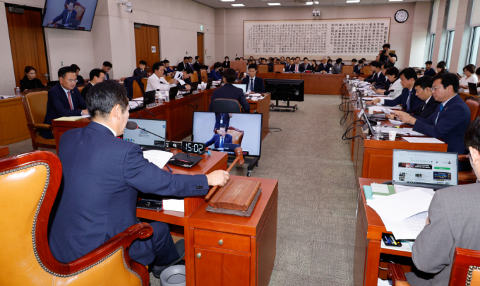 27일 오후 서울 여의도 국회에서 열린 법제사법위원회 3차 전체회의에서 정청래 위원장이 양육 의무를 저버린 부모의 상속권을 배제하는 '구하라법'(민법 개정안)이 통과되자 의사봉을 두드리고 있다. /사진=뉴스1