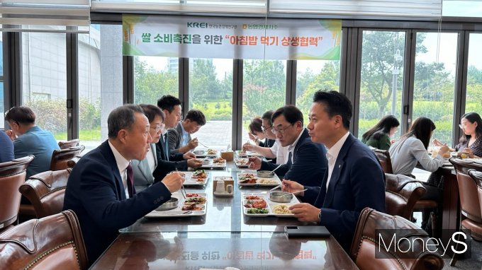김주양 농협경제지주 산지도매본부장(왼쪽)과 한두봉 한국농촌경제연구원장(오른쪽)등이 전남 나주 농촌경제연구원 구내식당에서 아침밥을 먹고 있다/사진=농협전남본부 제공.
