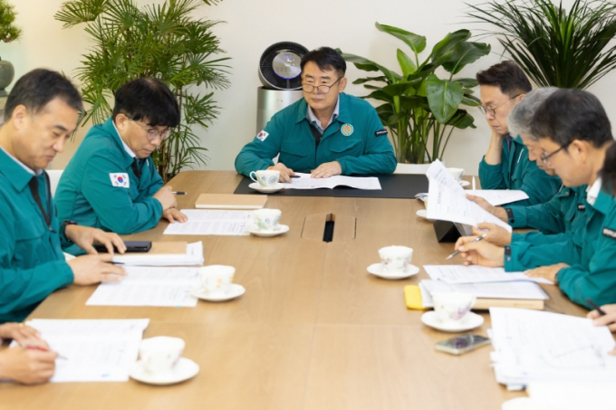 이정선 광주광역시교육감(가운데)이 27일 교육감실에서 긴급회의를 주재하고 딥페이크 등 디지털 성범죄 예방과 피해 대응에 만전을 기해줄 것을 당부하고 있다./사진=광주시교육청