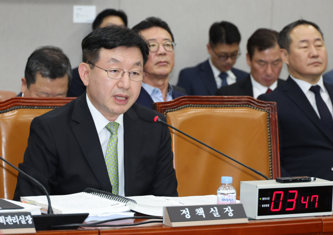 대통령실이 한동훈 국민의힘 대표가 제안한 2026년 의대 증원 유예에 대해 거절 의사를 표했다. 사진은 성태윤 대통령실 정책실장이 27일 서울 여의도 국회에서 열린 제1차 운영위원회 전체회의에서 의원 질의에 답하는 모습. /사진=뉴시스