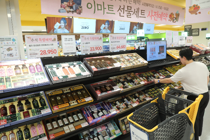 이마트의 추석 선물세트 사전예약 1차 매출이 역대 최고를 달성했다. 사진은 이마트 매장에서 추석 선물세트를 고르는 고객의 모습. /사진=이마트