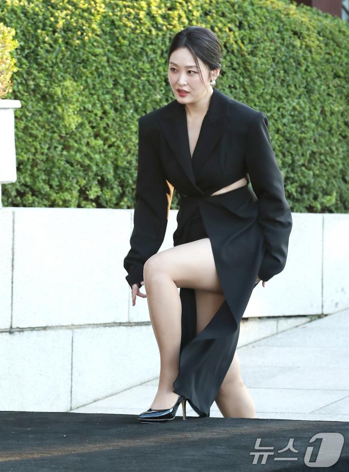 [사진] 신아영, 섹시한 발걸음