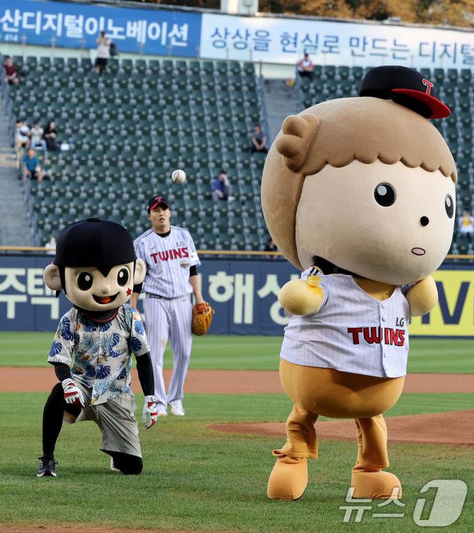 [사진] 웹툰 캐릭터도 시구