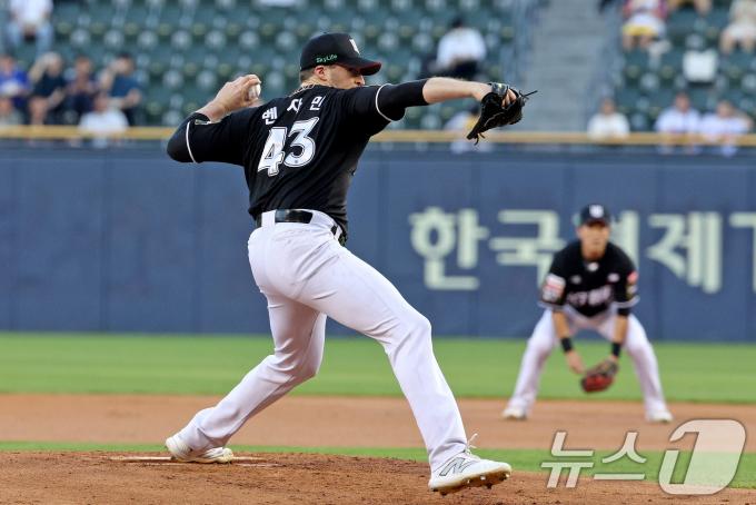 [사진] 벤자민 'KT 승리 위해'