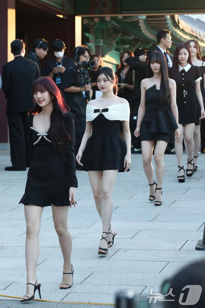 [사진] 피프티피프티, 빌보드 앞으로