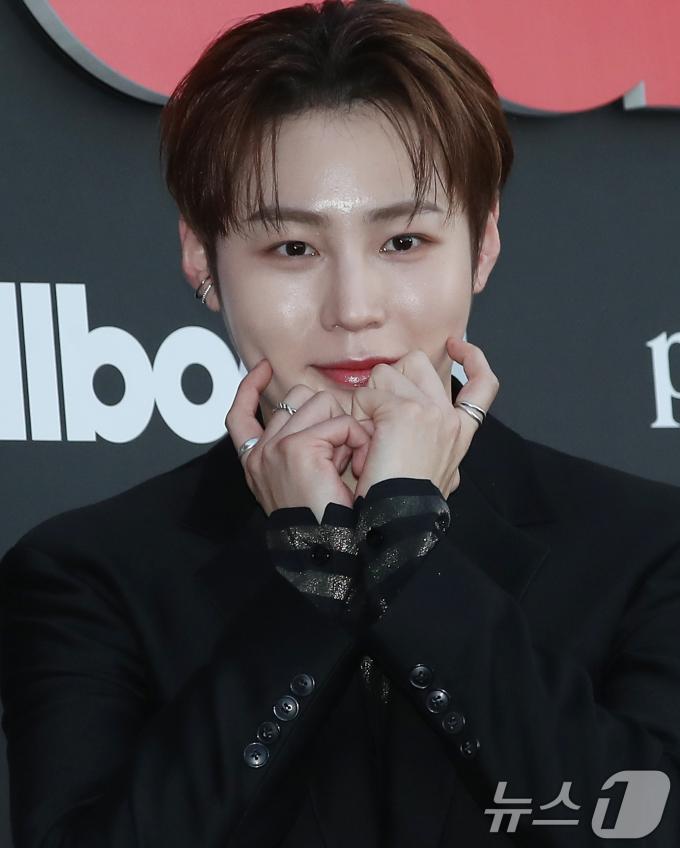 [사진] 하성운, 수줍은 볼 콕