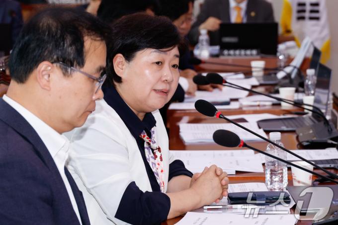 양육 의무를 저버린 부모의 상속권을 배제하는 '구하라법'(민법 개정안)을 발의한 서영교 더불어민주당 의원이 27일 오후 서울 여의도 국회에서 열린 법제사법위원회 3차 전체회의에서 발언하고 있다. 2024.8.27/뉴스1 ⓒ News1 안은나 기자