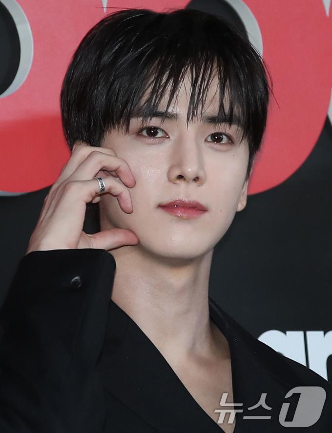 [사진] 영훈, 햇살 볼 하트