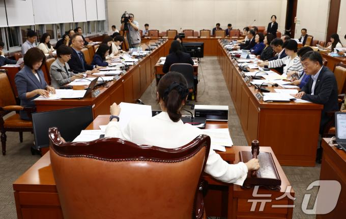 [사진] 여야, 간호법 관련 밤샘 토론 시작
