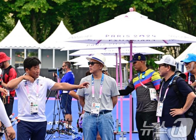 정의선 회장(가운데)과 양창훈 여자 양궁 대표팀 감독(왼쪽), 장영술 대한양궁협회 부회장. (대한양궁협회 제공) 2024.8.19/뉴스1