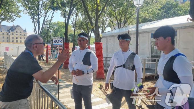 정의선 현대자동차 회장과 남자 양궁대표팀  (대한양궁협회 제공) 2024.8.19/뉴스1