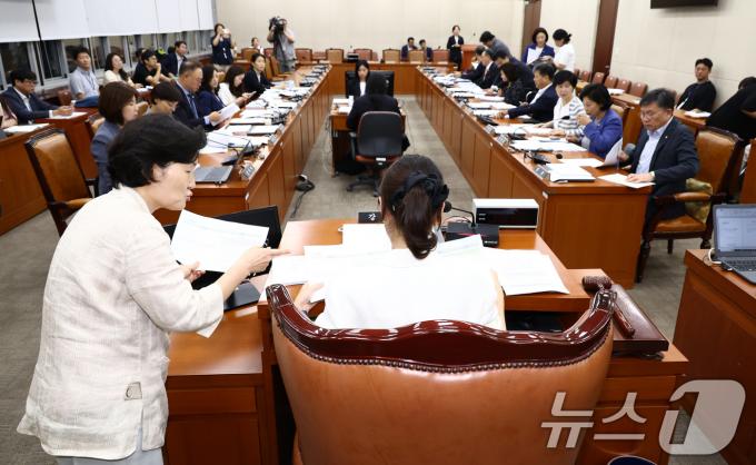 [사진] 본회의 앞두고 간호법 막판 조율 나선 여야