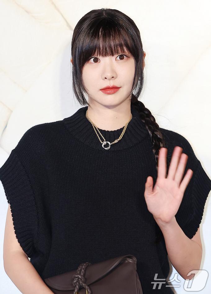 [사진] 김다미, 상냥한 손인사