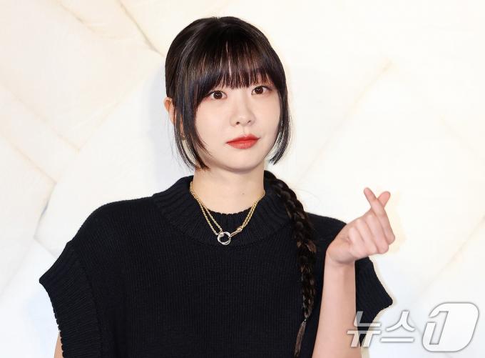 [사진] 김다미, 유혹의 손하트