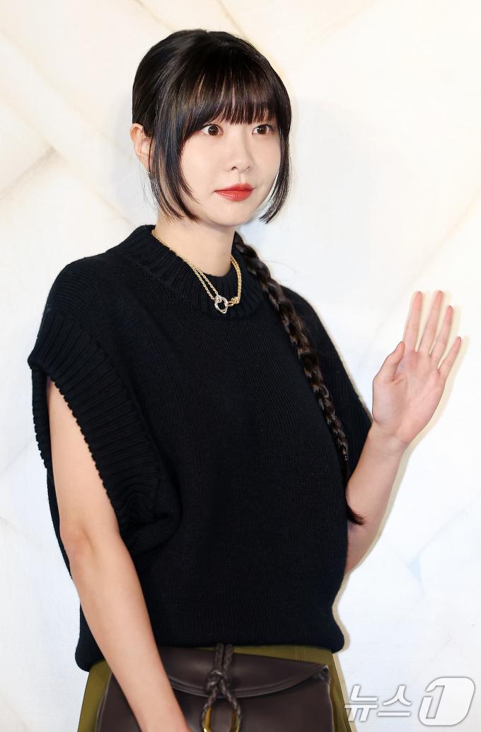 [사진] 김다미, 여신의 손인사