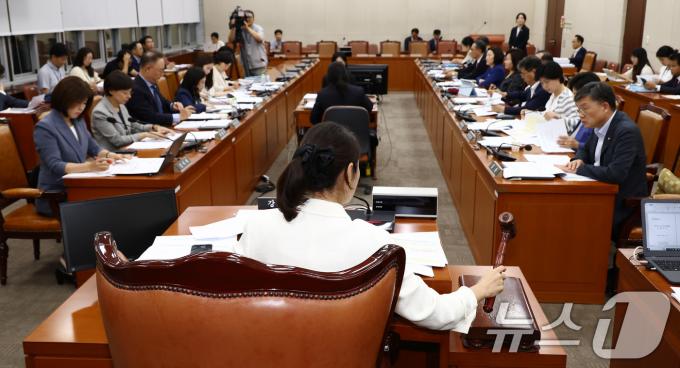 강선우 보건복지위원회 법안심사제1소위원장이 27일 오후 서울 여의도 국회에서 열린 간호법 관련 법안심사제1소위원회에서 의사봉을 두드리고 있다. 2024.8.27/뉴스1 ⓒ News1 김민지 기자