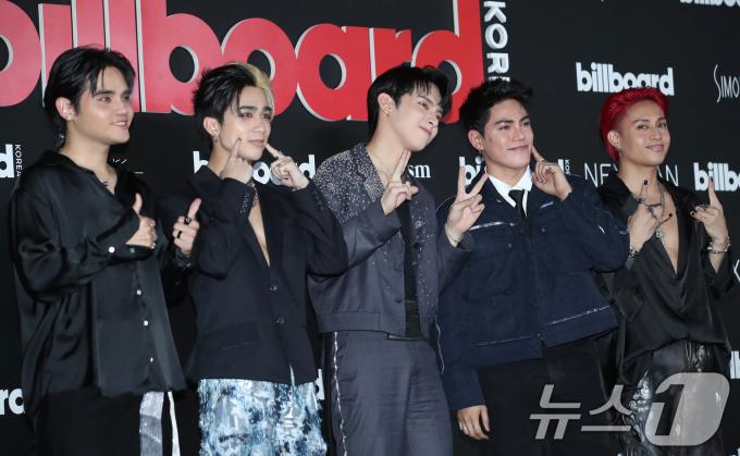 [사진] SB19, 케이 볼 콕