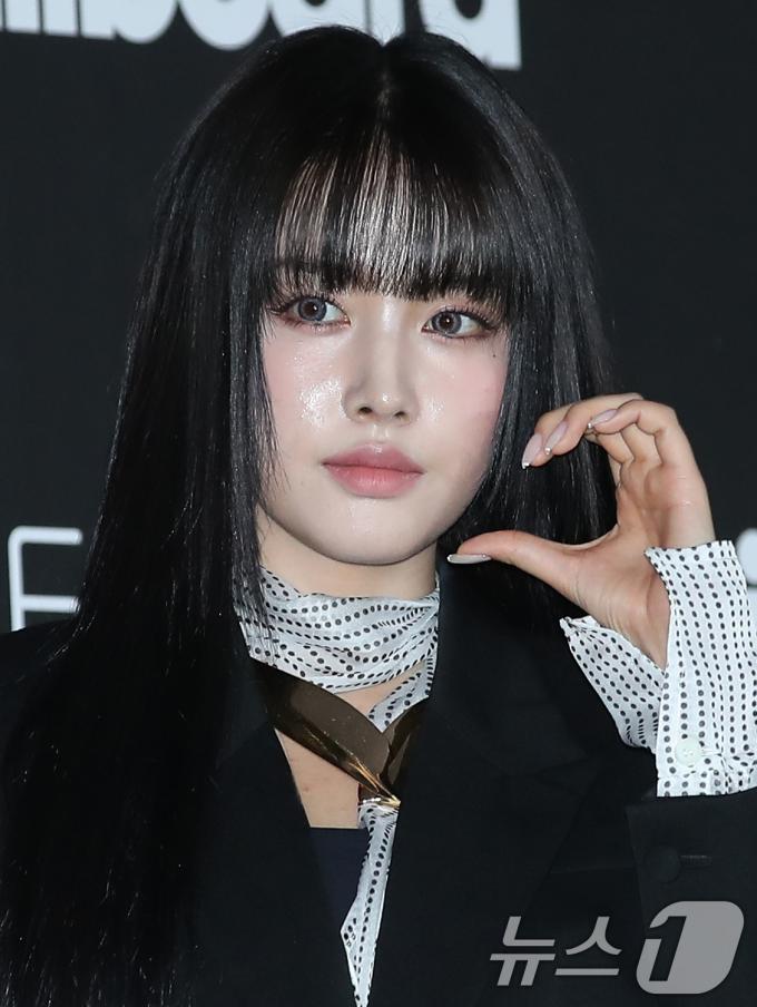 [사진] 스테이씨 윤, 시크한 볼 하트